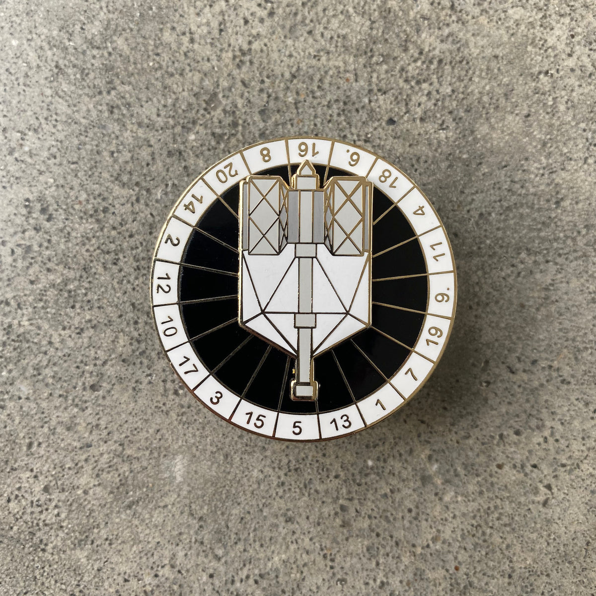 Spinning Warhammer D20 enamel pin, grey
