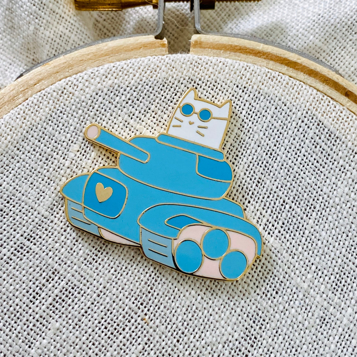 Frank Tank cat needle minder, gold finish