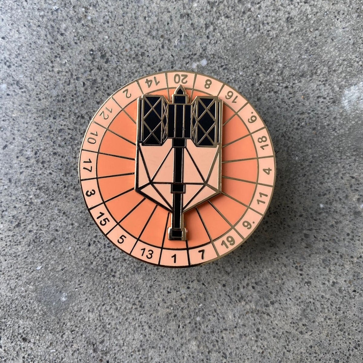 Spinning Warhammer D20 enamel pin, black