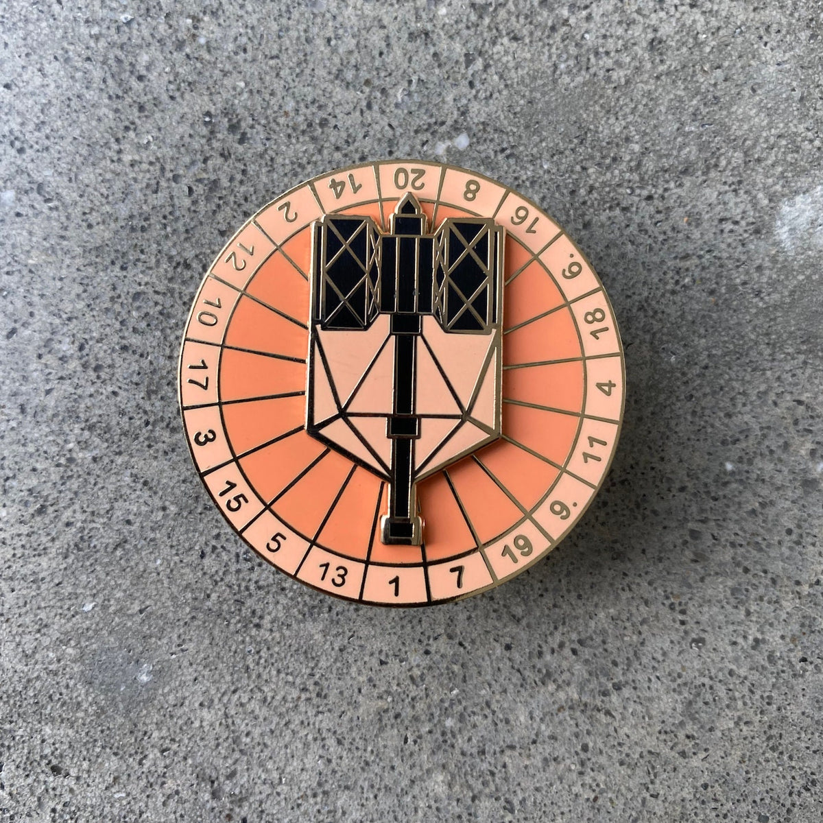 Spinning Warhammer D20 enamel pin, black