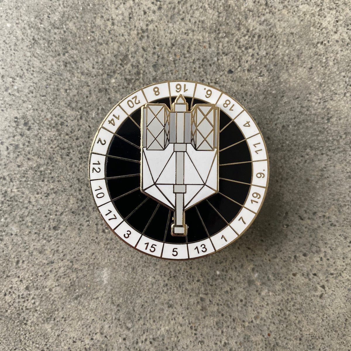 Spinning Warhammer D20 enamel pin, grey