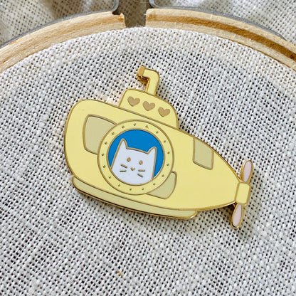 Submarine Frank cat needle minder, gold finish