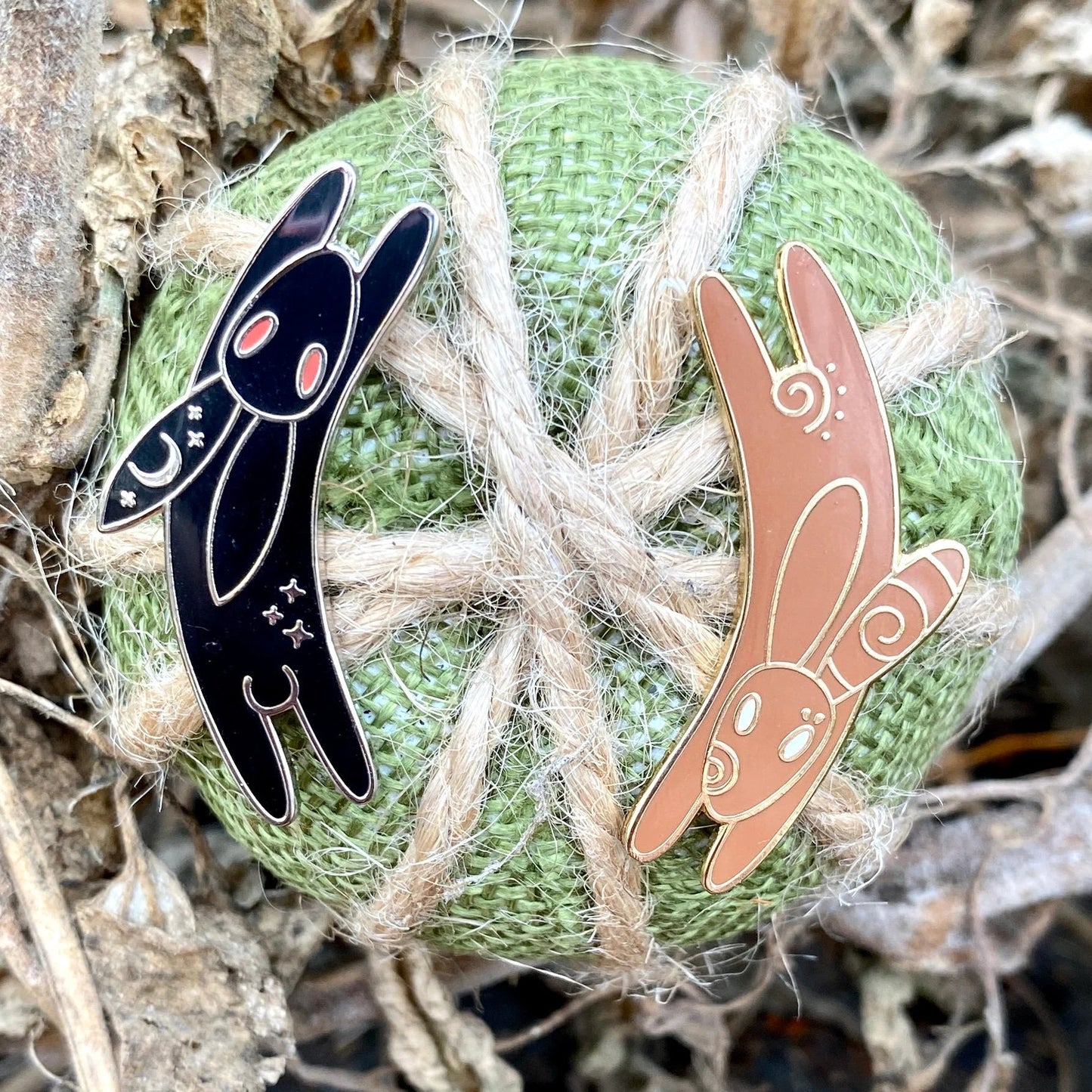 Inlé & El-Ahrairah, literary enamel pin