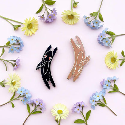 Inlé & El-Ahrairah, literary enamel pin