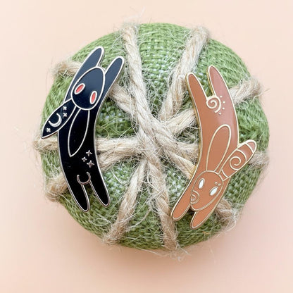 Inlé & El-Ahrairah, literary enamel pin